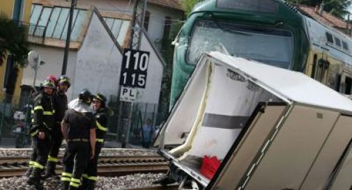 Varese, furgone abbatte passaggio a livello e urta un treno