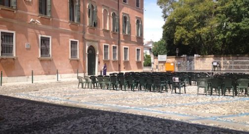 La nuova piazza Rinaldi tra verde e acqua