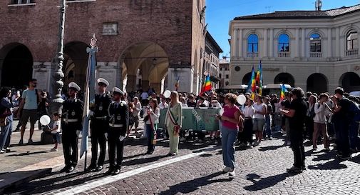 Il Giro d’Italia per la Pace fa tappa a Treviso: la Lampada della Pace arriva in città