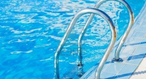 Si tuffano in piscina, lui non sa nuotare e trascina a fondo lei: muoiono entrambi