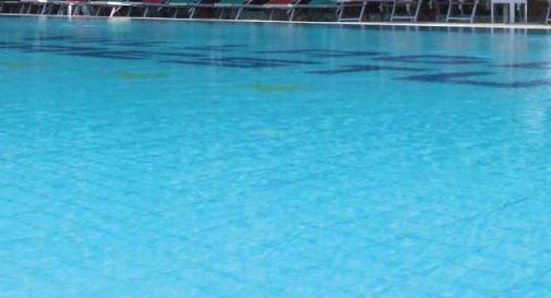 Rischia di annegare in piscina a Carole, grave 15enne