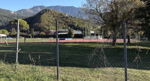 “Rete bucata e le gente bivacca dentro la pista d’atletica”