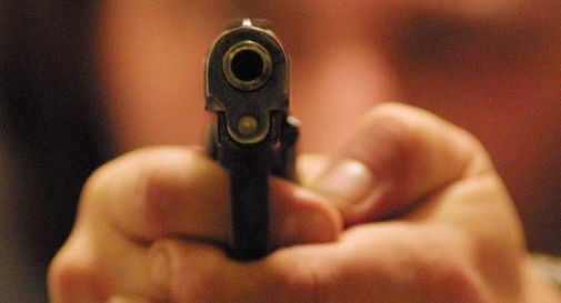 Rapina in pieno giorno a Treviso: lega due donne e le minaccia con una pistola giocattolo