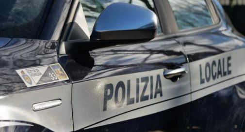 Schianto tra auto e furgone a Godega: il mezzo pesante rimane su una fiancata