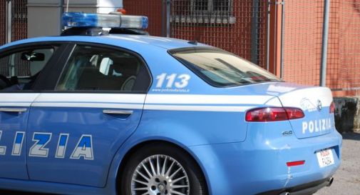 Pistole spianate, rappresentante rapinato davanti casa 