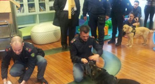 I cani poliziotto con i bambini della Pediatria 