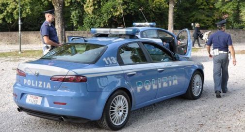 Fermato per un controllo, tenta la fuga e ferisce un poliziotto