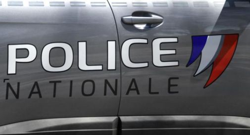 Minaccia gli agenti con un coltello: ucciso