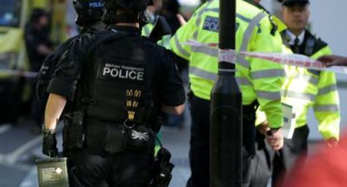 Londra, auto contro barriere del Parlamento