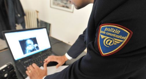 Adescava ragazzine in rete. Ma ad attenderlo all'appuntamento c'è la polizia