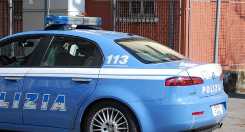 Lanciano frutta marcia nelle case, rapinano e pestano ragazzi