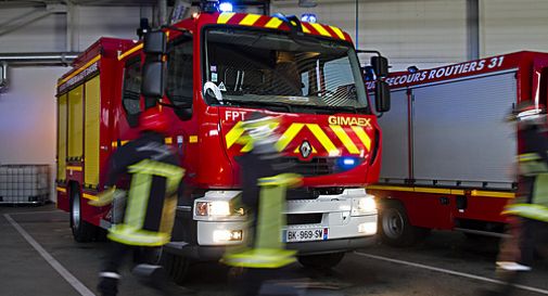 Il carico del camion finisce in strada