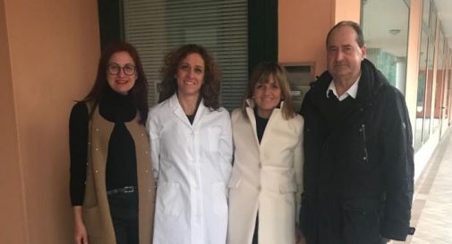 da sinistra: Giovanna Zanotto (assessore al sociale), Tiziana Guerrera (nuova pediatra), Paola Roma (sindaco), Claudio Lorenzon (pediatra in pensione). Dietro, il nuovo ambulatorio