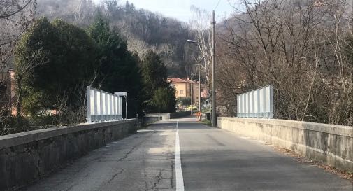 in via Gei arrivati i pannelli di acciaio grigliati