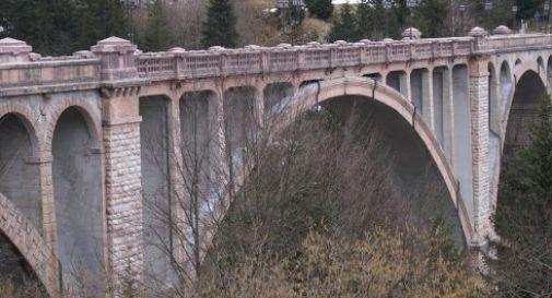 Si getta dal ponte a 38 anni, lascia moglie e due figli