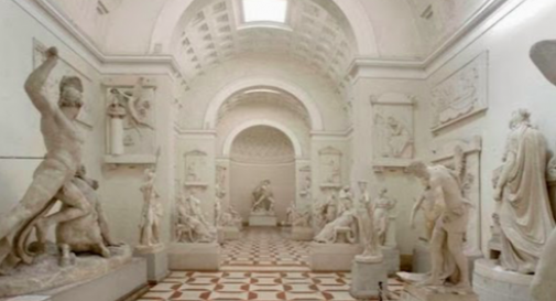 Tre 13enni svengono davanti alle statue del Canova