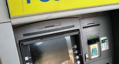 La banda fa saltare il bancomat