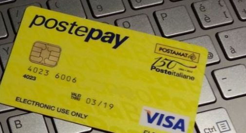 Fingono di caricare la Postepay e scappano 