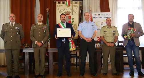 Il Cimic Group dell'Aia premia il sindaco di Motta