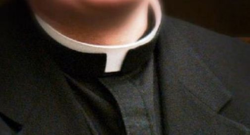 Sacerdote felice per unione Matano, piovono critiche in rete 