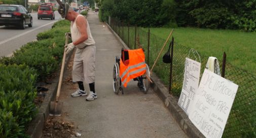 Invalido pulisce la strada: 