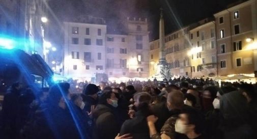 Studente morto, manifestanti tentano il corteo: la carica della polizia