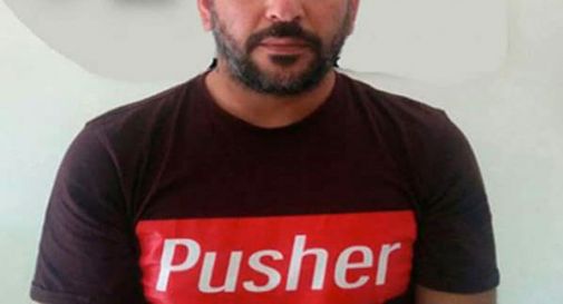 Gira con la maglietta con scritto “pusher” e con mezzo chilo di marijuana, arrestato per spaccio
