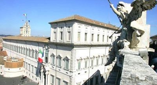 Si dà fuoco davanti al Quirinale