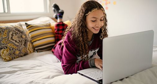 ragazza davanti al computer