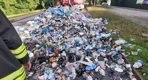 Esplode una bomboletta spray, incendio sul mezzo per la raccolta dei rifiuti