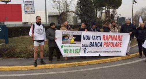 Banche venete, risparmiatori: “Siamo stati truffati, ridateci i soldi”