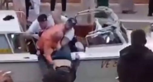 Rissa furibonda tra i canali di Venezia: autista ncc e tassista finiscono alle mani e uno di loro fa un bagno fuori programma
