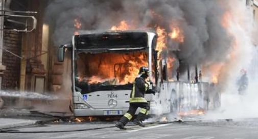 Esplode un autobus, terrore in centro a Roma