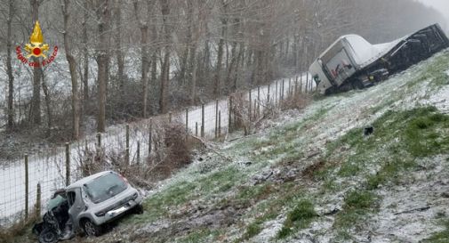 Neve, auto e camion si schiantano sulla Romea e finiscono fuori strada