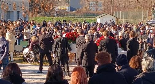 San Vendemiano, in centinaia per l'ultimo saluto a Sara e Jessica: 