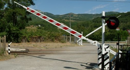 Allarme per un camion bloccato tra le sbarre al passaggio a livello