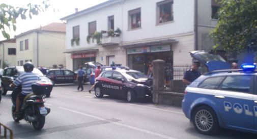 Inseguono auto sospetta, carabinieri si schiantano contro un muro