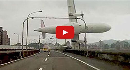 Taiwan, aereo urta ponte e cade, almeno 12 morti (video)