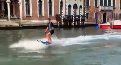 'Surfisti' a Venezia: hanno pagato la multa e lasciato la città