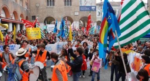 Scuole chiuse, genitori e insegnanti in piazza. Manifestazioni anche nella Marca