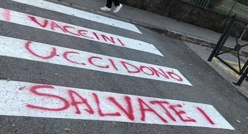 scritte no vax Paese