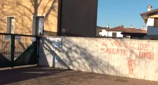 scritte no vax scuola elementare di Santa Bona