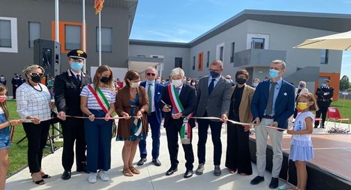 Il taglio del nastro che ha inaugurato la nuova scuola media di Breda di Piave