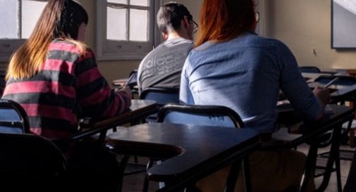 Braccialetti antidroga negli istituti scolastici: 400 dispositivi contro le sostanze da stupro