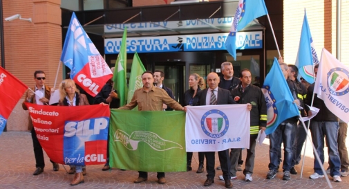 Pensioni, protestano poliziotti e vigili del fuoco