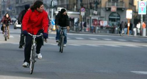 Smog, Milano si ferma: stop a auto. Targhe alterne a Roma