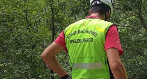 Cade per una cinquantina di metri nel bosco: soccorso con l’elicottero