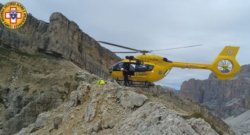 Cade dal sentiero con la bicicletta, scivola per trenta metri e muore