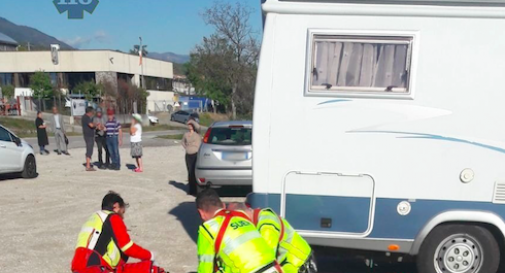 Si schianta col deltaplano contro un camper: morto