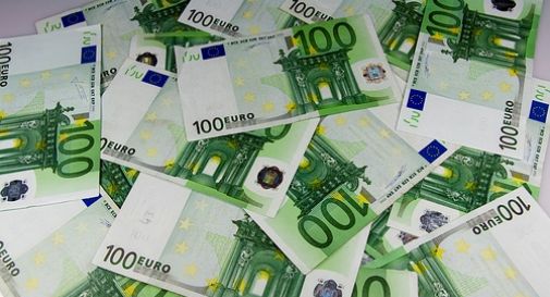 Trova portafogli con mille euro e lo fa avere al proprietario